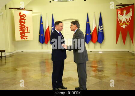 Varsavia, Polonia. 08 Nov, 2018. Presidente Andrzej Duda (L) ha ricevuto il Segretario di Stato americano per l'energia Rick Perry (R) al Palazzo Presidenziale a Varsavia. Credito: Jakob Ratz/Pacific Press/Alamy Live News Foto Stock