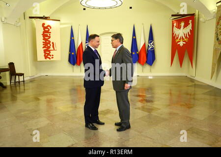 Varsavia, Polonia. 08 Nov, 2018. Presidente Andrzej Duda (L) ha ricevuto il Segretario di Stato americano per l'energia Rick Perry (R) al Palazzo Presidenziale a Varsavia. Credito: Jakob Ratz/Pacific Press/Alamy Live News Foto Stock