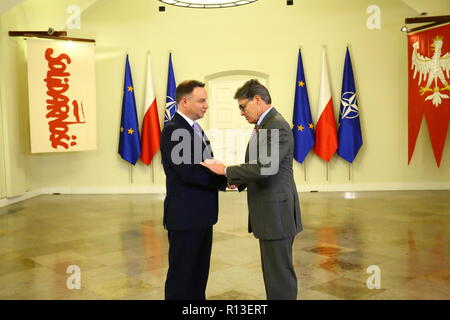 Varsavia, Polonia. 08 Nov, 2018. Presidente Andrzej Duda (L) ha ricevuto il Segretario di Stato americano per l'energia Rick Perry (R) al Palazzo Presidenziale a Varsavia. Credito: Jakob Ratz/Pacific Press/Alamy Live News Foto Stock