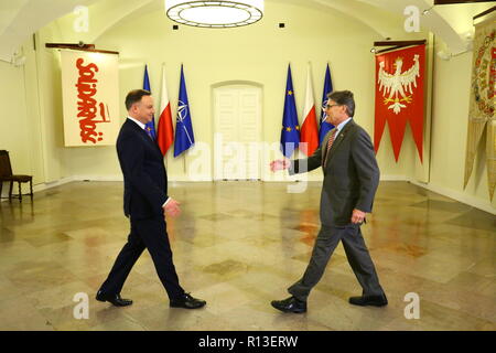 Varsavia, Polonia. 08 Nov, 2018. Presidente Andrzej Duda (L) ha ricevuto il Segretario di Stato americano per l'energia Rick Perry (R) al Palazzo Presidenziale a Varsavia. Credito: Jakob Ratz/Pacific Press/Alamy Live News Foto Stock