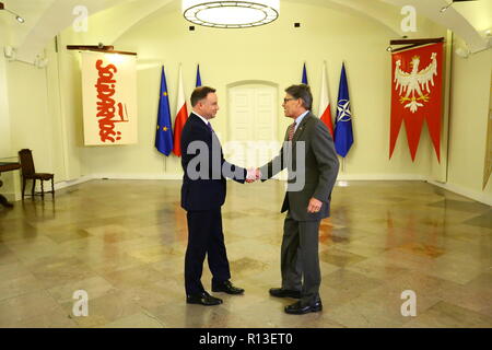 Varsavia, Polonia. 08 Nov, 2018. Presidente Andrzej Duda (L) ha ricevuto il Segretario di Stato americano per l'energia Rick Perry (R) al Palazzo Presidenziale a Varsavia. Credito: Jakob Ratz/Pacific Press/Alamy Live News Foto Stock