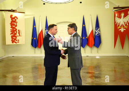 Varsavia, Polonia. 08 Nov, 2018. Presidente Andrzej Duda (L) ha ricevuto il Segretario di Stato americano per l'energia Rick Perry (R) al Palazzo Presidenziale a Varsavia. Credito: Jakob Ratz/Pacific Press/Alamy Live News Foto Stock