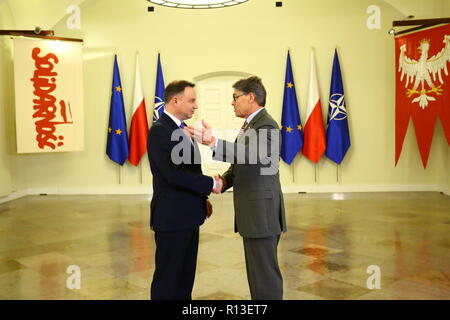 Varsavia, Polonia. 08 Nov, 2018. Presidente Andrzej Duda (L) ha ricevuto il Segretario di Stato americano per l'energia Rick Perry (R) al Palazzo Presidenziale a Varsavia. Credito: Jakob Ratz/Pacific Press/Alamy Live News Foto Stock