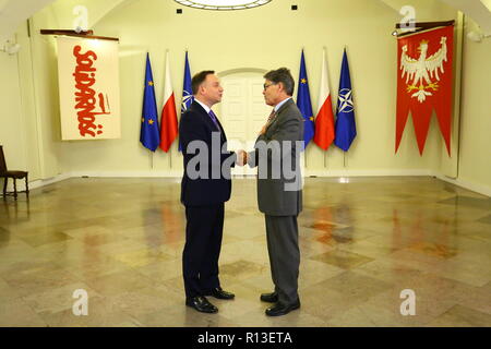 Varsavia, Polonia. 08 Nov, 2018. Presidente Andrzej Duda (L) ha ricevuto il Segretario di Stato americano per l'energia Rick Perry (R) al Palazzo Presidenziale a Varsavia. Credito: Jakob Ratz/Pacific Press/Alamy Live News Foto Stock