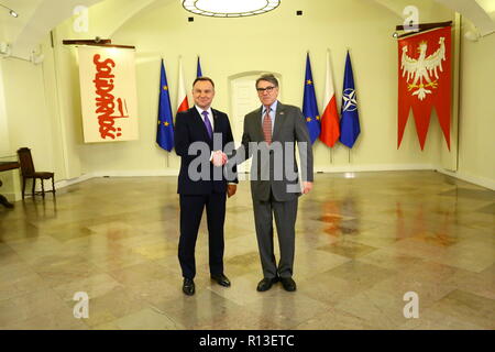 Varsavia, Polonia. 08 Nov, 2018. Presidente Andrzej Duda (L) ha ricevuto il Segretario di Stato americano per l'energia Rick Perry (R) al Palazzo Presidenziale a Varsavia. Credito: Jakob Ratz/Pacific Press/Alamy Live News Foto Stock