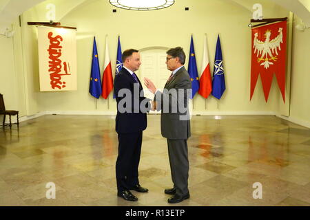 Varsavia, Polonia. 08 Nov, 2018. Presidente Andrzej Duda (L) ha ricevuto il Segretario di Stato americano per l'energia Rick Perry (R) al Palazzo Presidenziale a Varsavia. Credito: Jakob Ratz/Pacific Press/Alamy Live News Foto Stock