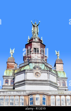 Magnifica facciata della storica Notre-Dame-de-Bon-Secours che dispone di una statua della Vergine Maria con le braccia spalancate verso la Saint Lawre Foto Stock