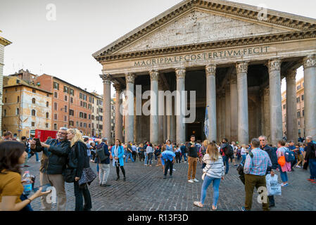 Roma, Italia - 24 ottobre 2018: Pantheon. Iconico tempio costruito circa 118 a 125 D.C. con una cupola e rinascimentale tombe, compresi di Raffaello. Foto Stock