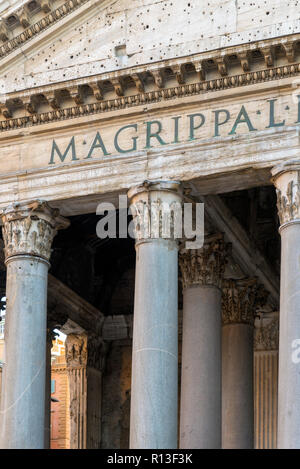 Roma, Italia - 24 ottobre 2018: Pantheon. Iconico tempio costruito circa 118 a 125 D.C. con una cupola e rinascimentale tombe, compresi di Raffaello. Foto Stock