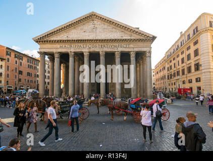 Roma, Italia - 26 ottobre 2018: Pantheon, iconico tempio costruito circa 118 a 125 D.C. con una cupola e rinascimentale tombe, compresi di Raffaello. Foto Stock
