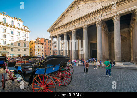 Roma, Italia - 26 ottobre 2018: Pantheon, iconico tempio costruito circa 118 a 125 D.C. con una cupola e rinascimentale tombe, compresi di Raffaello. Foto Stock