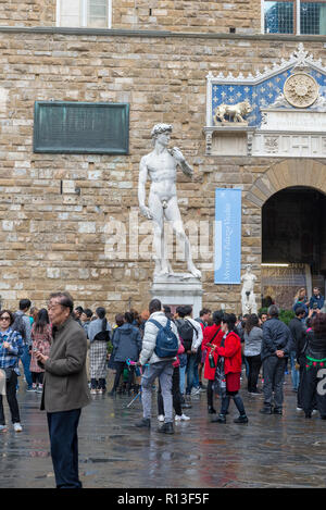 Firenze, Italia - 28 ottobre 2018: Turisti in Piazza della Signoria a Firenze con la statua del David di Michelangelo Foto Stock