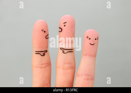 Dita arte del giovane durante la contesa. Un'altra donna è felice. Foto Stock