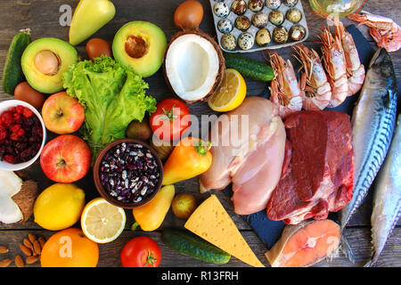 Cibo sano sul vecchio sfondo di legno. Concetto di nutrizione adeguata. Vista dall'alto. Lay piatto. Foto Stock