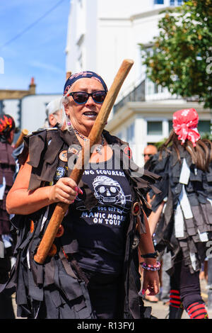 Broadstairs Settimana della Musica Folk Festival. Inglese tradizionale ballerini folk, il Gong pagliette, maniaco Morris stile, ballando sul lungomare. Foto Stock