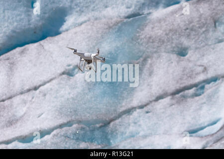 Jostedal, Norvegia - 2 Giugno 2018 : Drone quadcopter DJI Phantom 4 Pro con 4K fotocamera digitale mentre si è in volo sopra il ghiacciaio Nigardsbreen, Norvegia Foto Stock