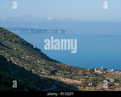 Celebre chiesa di San Nicola in Komiza con isola Bisevo a sfondo Foto Stock