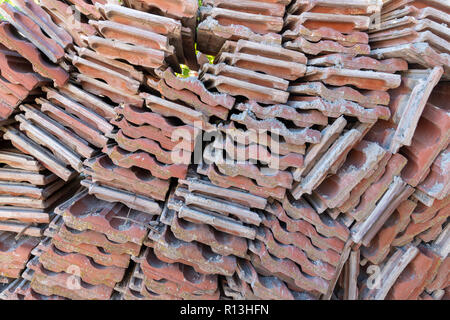 In argilla rossa tegola di tetto messo nello stack dopo old tenement rinnovo in Turchia centrale, tessitura Foto Stock