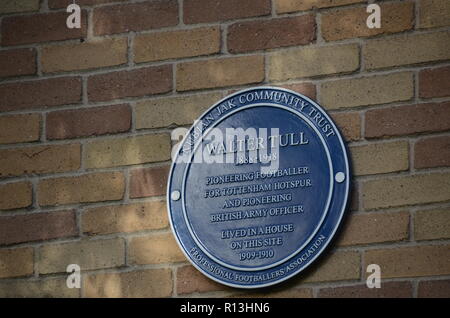 Una targa blu a Walter tull sul sito ha vissuto in tottenham LONDON REGNO UNITO Foto Stock