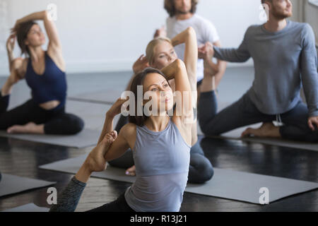 Un gruppo di giovani sportivi in posa Mermaid Foto Stock