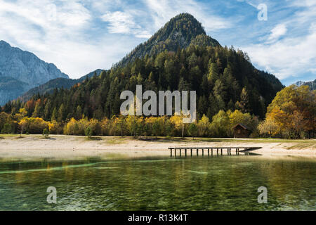 Acque turchesi e montagne colorate a Jasna lago in caduta,Slovenia. Foto Stock