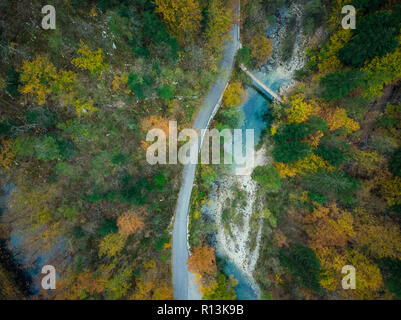 Vista aerea di Divje jezero o lago selvaggio in Slovenia fitta foresta. Foto Stock