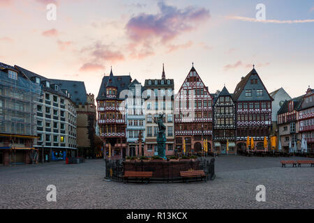 Francoforte città vecchia piazza romerberg con Justitia statua a Francoforte in Germania. Foto Stock