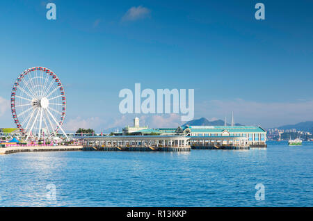 Traghetto Central Piers e ruota panoramica Ferris, centrale, Isola di Hong Kong, Hong Kong Foto Stock