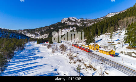 Stazione di Oslo e Bergen in montagna. Hordaland, Norvegia. Foto Stock