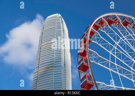 Centro finanziario internazionale (IFC) e ruota panoramica Ferris, centrale, Isola di Hong Kong, Hong Kong Foto Stock