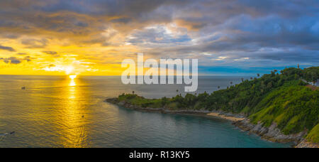 Panorama tramonto sopra Promthep cape è una montagna di roccia che si protende nel mare di Phuket Thailandia. Promthep cape è il più popolare in Viewpoint Foto Stock