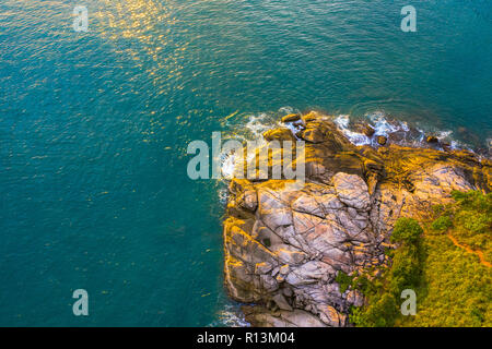 Panorama tramonto sopra Promthep cape è una montagna di roccia che si protende nel mare di Phuket Thailandia. Promthep cape è il più popolare in Viewpoint Foto Stock