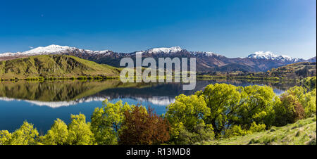 Il lago di Hayes riflettendo Coronet montagne con neve, vicino a Queenstown, Nuova Zelanda Foto Stock