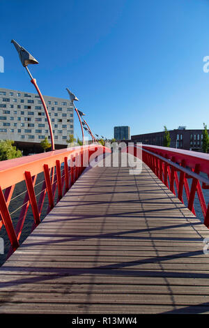 L'edificio di balena e Ponte Lage, Zeeburg, Amsterdam Noord Holland, Paesi Bassi Foto Stock