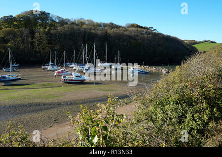 Classe Watermouth Cove North Devon a bassa marea che mostra spiaggiata yacht e barche in una giornata di sole Foto Stock