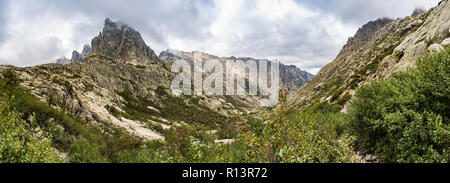 Vista panoramica della valle della Restonica nella parte anteriore del Lombarduccio, a 2261m di alta montagna in Corsica. La restonica fiume può essere visto che scorre verso il basso. Foto Stock