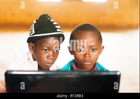 Bafoussam, Camerun - 06 agosto 2018: i bambini africani, in aula guardando lo schermo del notebook per imparare a utilizzare le nuove tecnologie Foto Stock