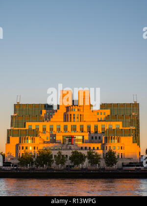 Sera La luce solare, Secret Intelligence Service di MI6, il fiume Tamigi, Lambeth, London, England, Regno Unito, GB. Foto Stock