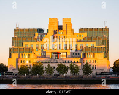 Sera La luce solare, Secret Intelligence Service di MI6, il fiume Tamigi, Lambeth, London, England, Regno Unito, GB. Foto Stock