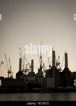 Battersea Power Station, casa di Apple Computer uffici, il fiume Tamigi, Londra, Inghilterra. Foto Stock