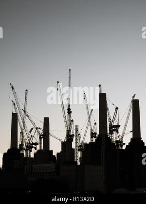 Battersea Power Station, casa di Apple Computer uffici, il fiume Tamigi, Londra, Inghilterra. Foto Stock