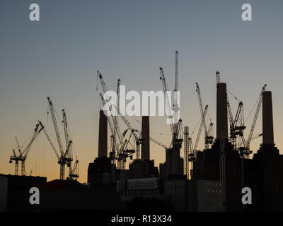 Battersea Power Station, casa di Apple Computer uffici, il fiume Tamigi, Londra, Inghilterra. Foto Stock