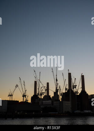 Battersea Power Station, casa di Apple Computer uffici, il fiume Tamigi, Londra, Inghilterra. Foto Stock