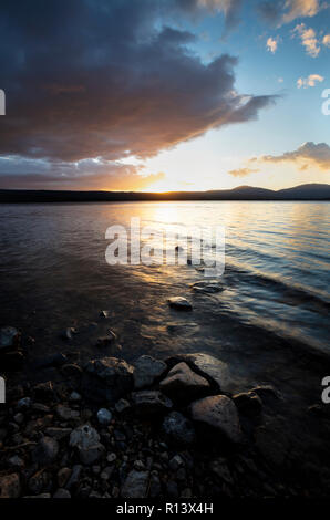 WY03577-00....WYOMING - Tramonto sul lago di cuore alla base se la spia rossa di montagne del Parco Nazionale di Yellowstone. Foto Stock