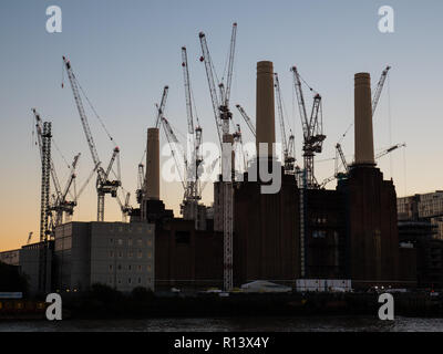 Battersea Power Station, casa di Apple Computer uffici, il fiume Tamigi, Londra, Inghilterra. Foto Stock