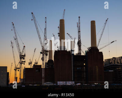 Battersea Power Station, sede degli Apple computer Offices, River Thames, Londra, Inghilterra. REGNO UNITO, GB. Foto Stock