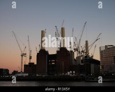 Battersea Power Station, casa di Apple Computer uffici, il fiume Tamigi, Londra, Inghilterra. Foto Stock