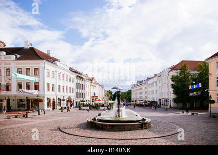 Piazza del Municipio con la statua di studenti baciare in primo piano. Tartu, Contea di Tartu, Estonia, paesi baltici, Europa. Foto Stock