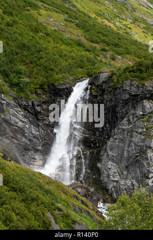 Videfossen su Gamle Strynefjellsveg 1894-1977, ora elencati FV258, collega occidentale e orientale della Norvegia via Videdalen e Mårådalen (27 km) Foto Stock