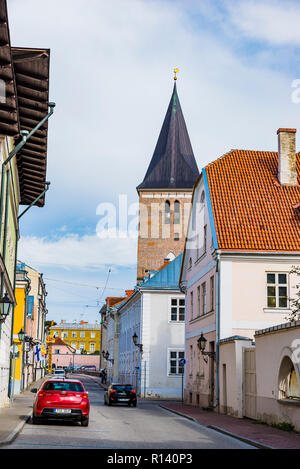 Tartu street e la torre Evangelista Luterana Chiesa di San Giovanni Evangelista. Tartu, Contea di Tartu, Estonia, paesi baltici, Europa. Foto Stock